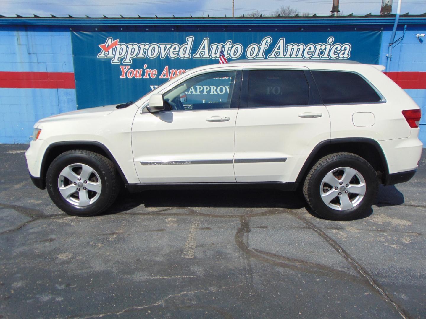 2012 White Jeep Grand Cherokee (1C4RJFAG9CC) with an V6 Flex Fuel 3.6 Liter engine, Automatic, 5-Spd transmission, located at 2105 Dixie Hwy, Louisville, KY, 40210, (502) 772-3333, 38.220932, -85.795441 - Photo#0